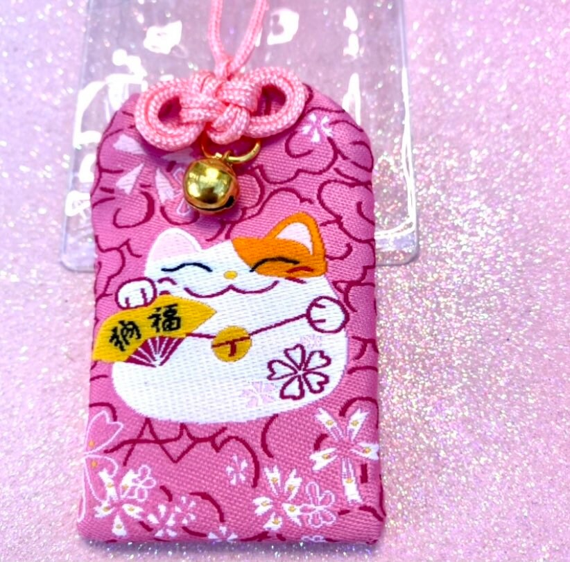 Japanese lucky kawaii omamori pink Maneki Neko waving cat amulet pendant bag