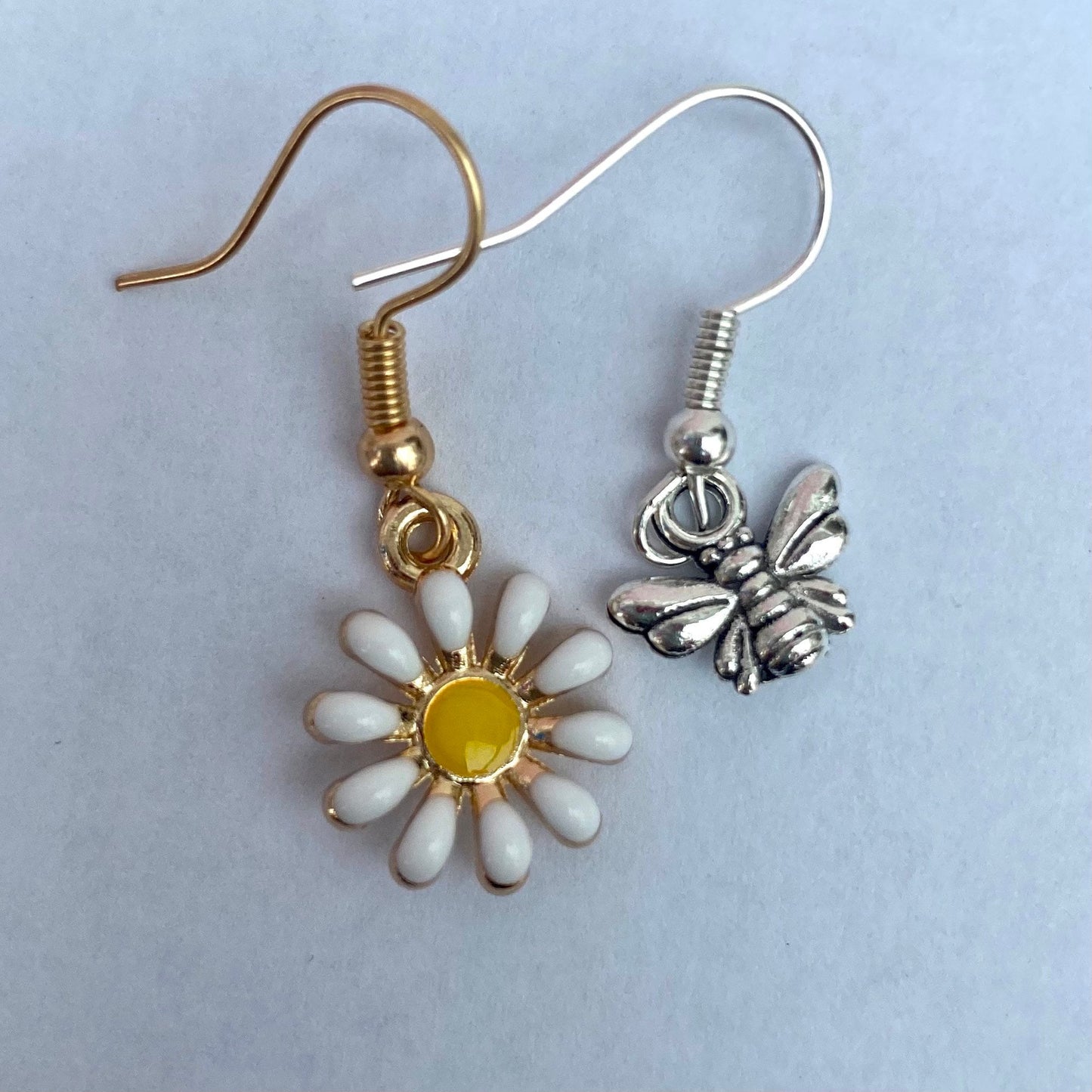 Kawaii daisy flower /bee earrings  korean cosplay  japanese Floral flower sunflower  beehive  festival vibes bee lover hive honey bumblebee