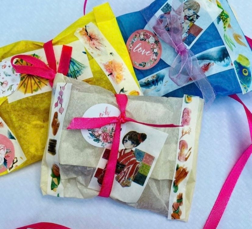 complimentary gift wrap examples pretty colours ribbon gift card 